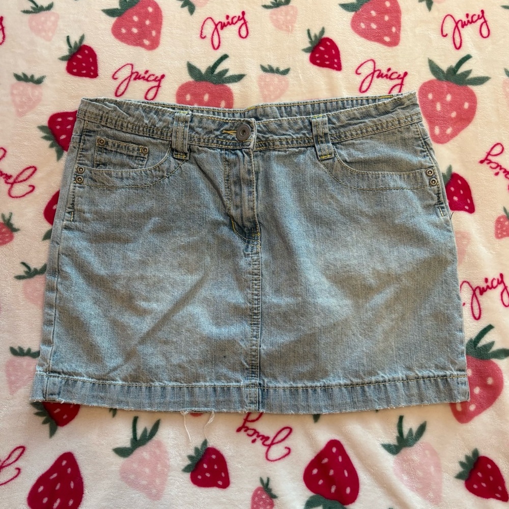 Y2K Light Wash Denim Mini Skirt – Classic 2000s Style